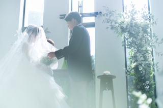 陽光差込むチャペルで幻想的なフォトを