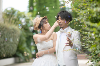 ファッショナブルなスタイリングがキラリと光るウェディングフォト