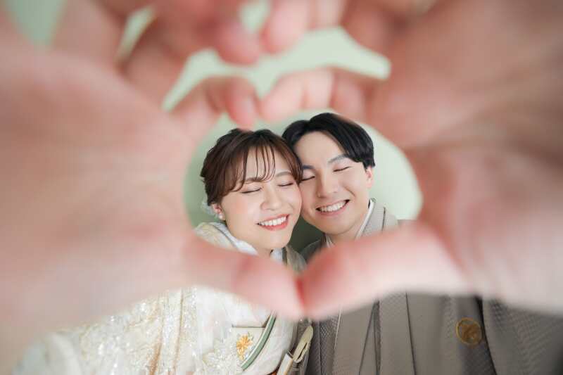 紅葉シーズンを迎えた花田苑で笑顔の撮影