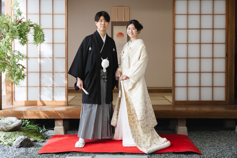 和装と洋装をスタジオで!笑顔が素敵なお二人と一緒に