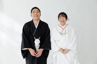 シンプルな背景でお二人の笑顔を満開に！