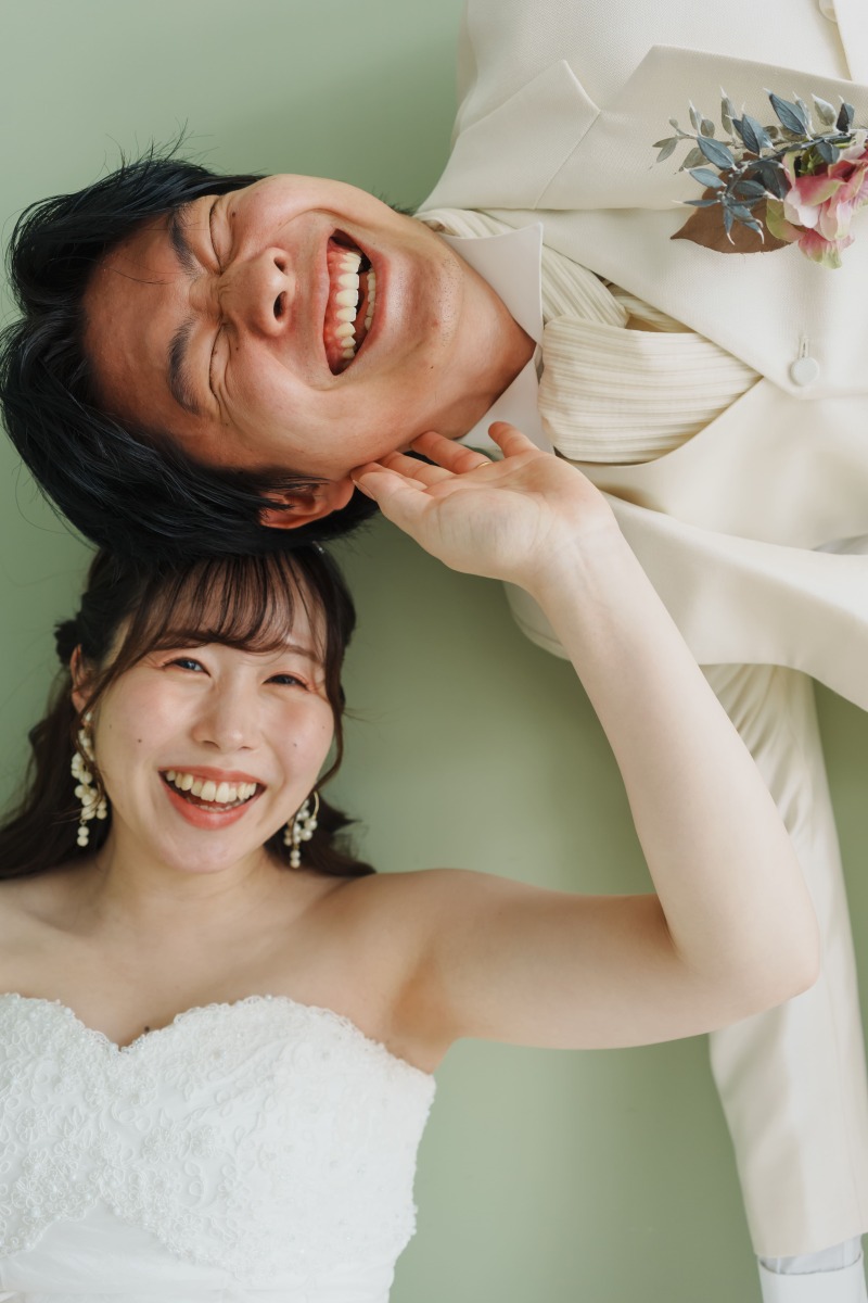 華やかな背景と共に