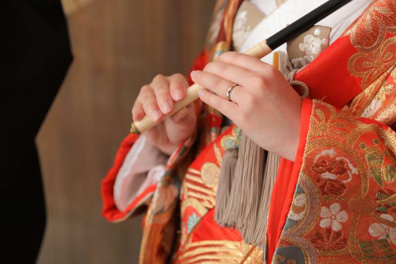 屋内庭園で自然な表情を