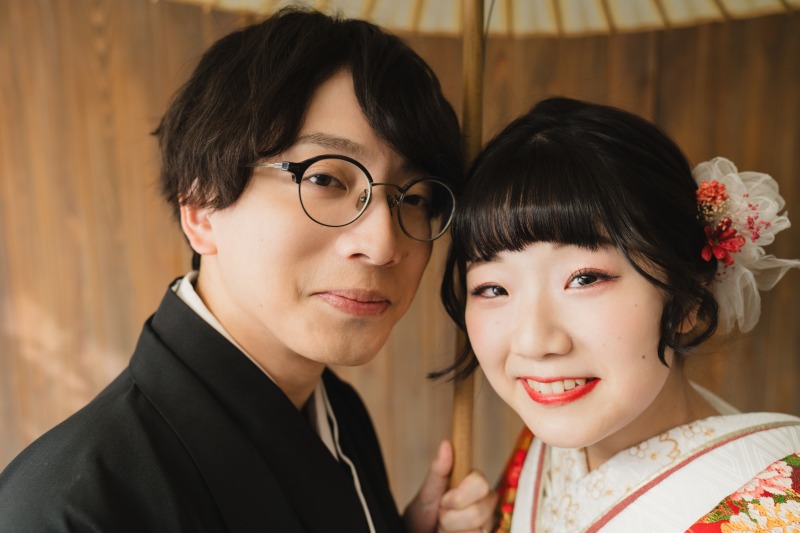 スタジオで笑顔の撮影を