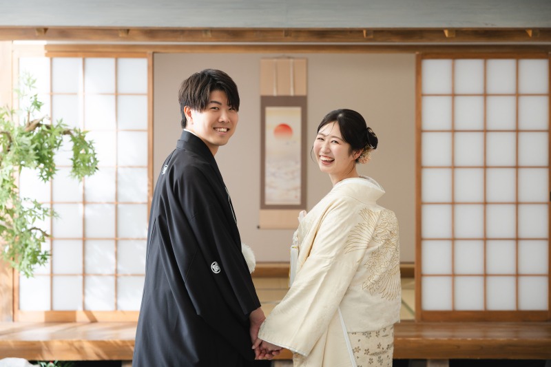 和装と洋装をスタジオで!笑顔が素敵なお二人と一緒に