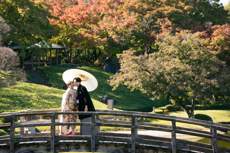 紅葉シーズンを迎えた花田苑で笑顔の撮影