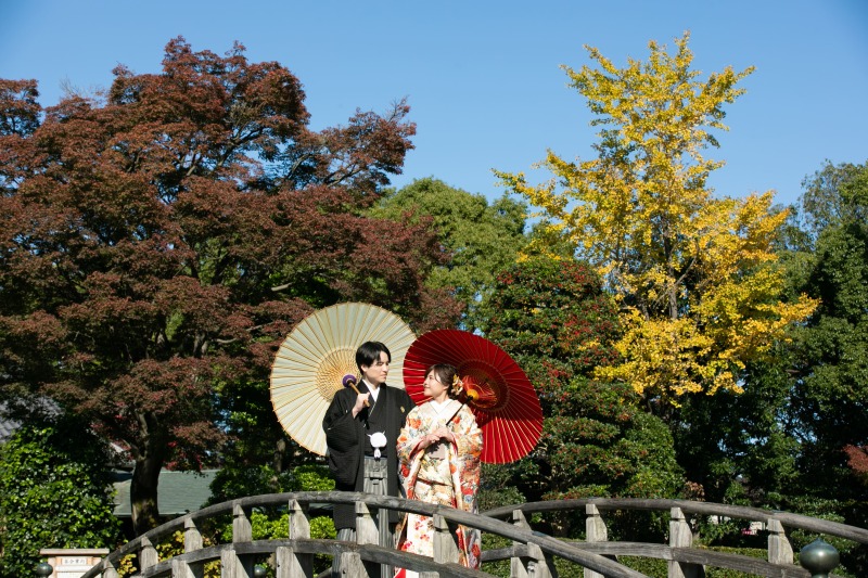 紅葉シーズンを迎えた花田苑で笑顔の撮影