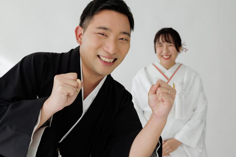 シンプルな背景でお二人の笑顔を満開に！