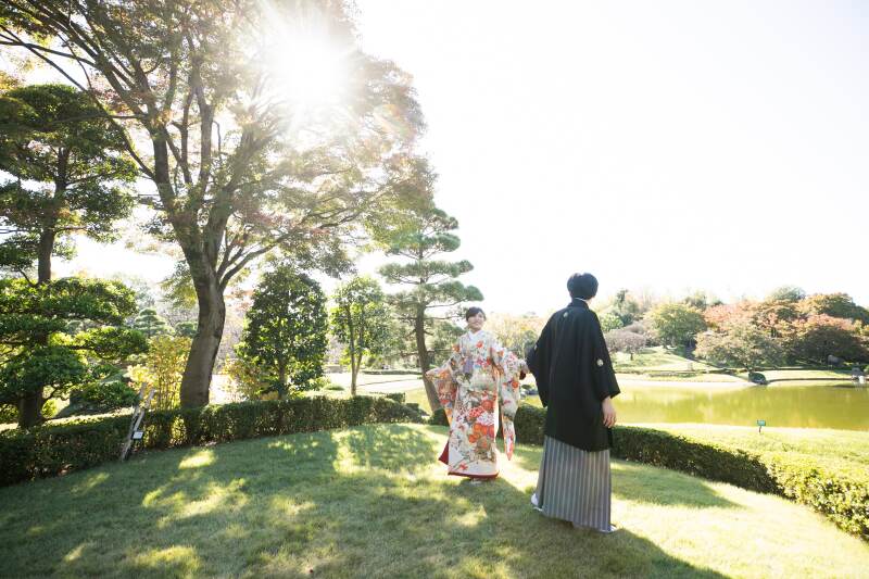 紅葉シーズンを迎えた花田苑で笑顔の撮影
