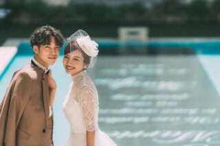 プールサイドのある結婚式場フォト