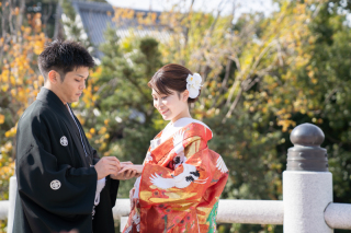 結婚式とは違う衣裳で思い出を残すことができる「前撮り」