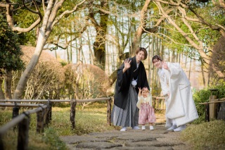 和やかな雰囲気で撮影するファミリーフォト