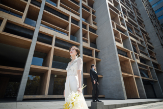 建築美を背景に。