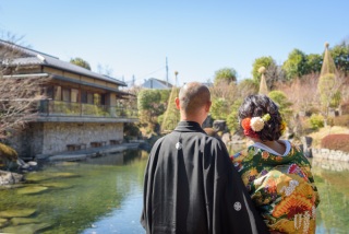 日本庭園を背景に。