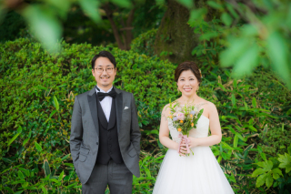 洋装で四季折々の木々と一緒に