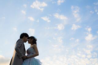 カラードレスに合わせた青空撮影