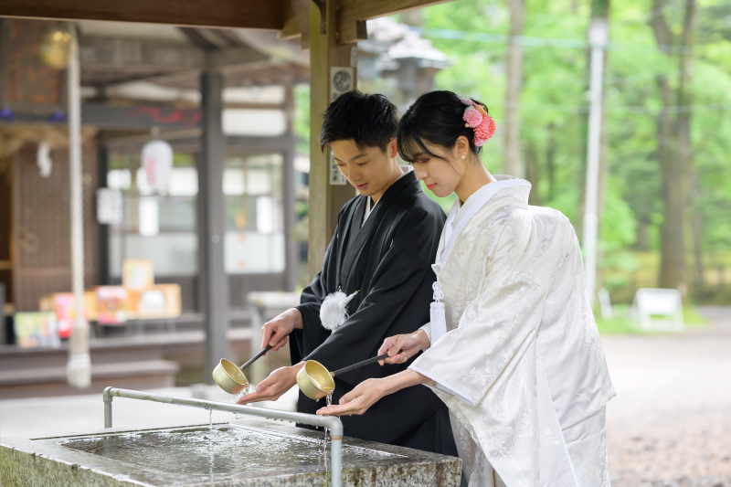 緑に映える、諏訪神社での白無垢フォト