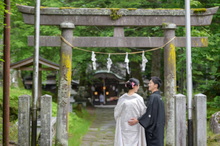 緑に映える、諏訪神社での白無垢フォト