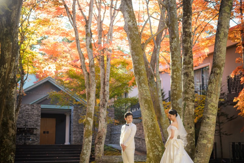 紅葉の中庭とチャペルで残す秋のウェディングフォト
