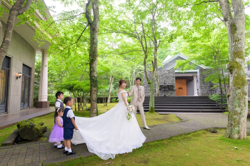 緑あふれる中庭で叶える、軽井沢らしいウェディングフォト