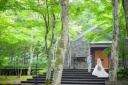 緑あふれる中庭で叶える、軽井沢らしいウェディングフォト