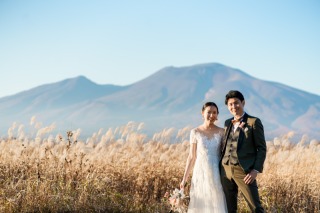 夕陽にきらめく、ススキ野原での前撮り