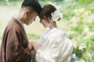 白無垢を引き立てる、ブーケと髪飾りのコーディネート