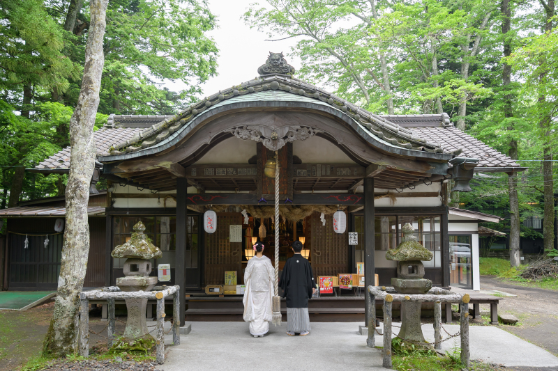 緑に映える、諏訪神社での白無垢フォト