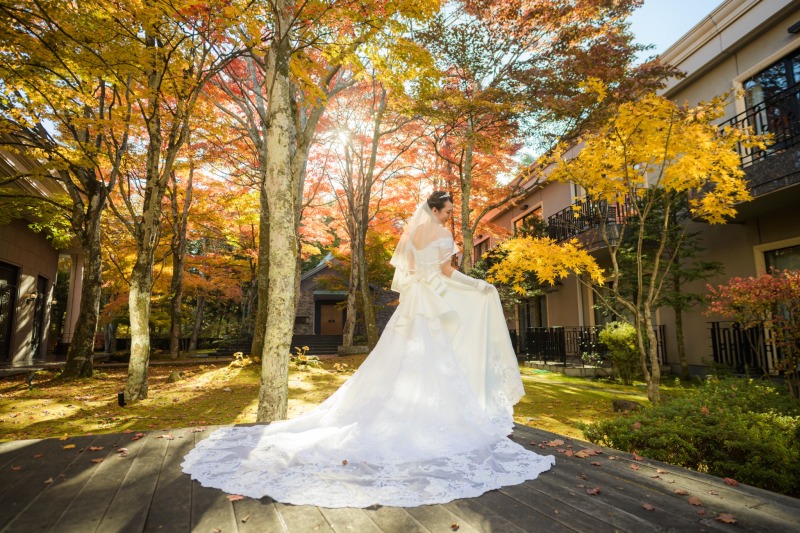 紅葉の中庭とチャペルで残す秋のウェディングフォト