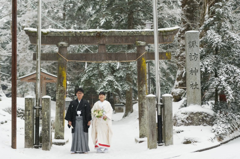 雪が包む、白無垢の美しさ ― 冬の諏訪神社フォト