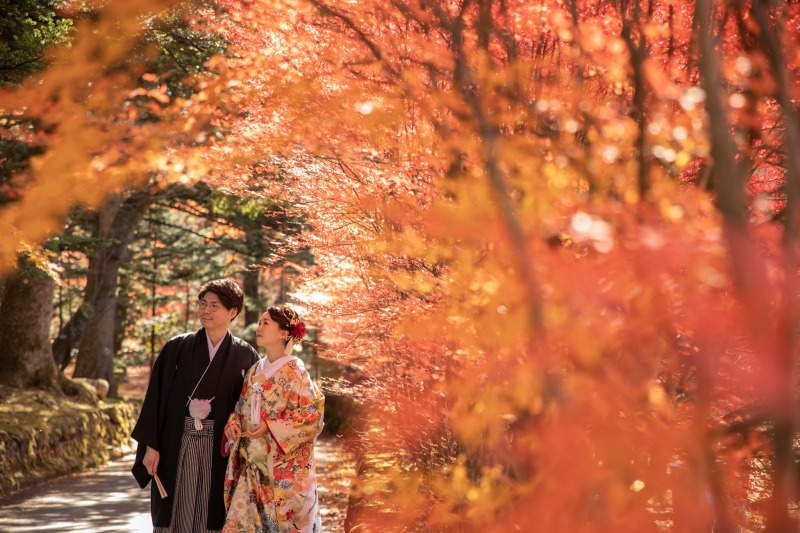 どの衣装にする？紅葉に映える秋の前撮り