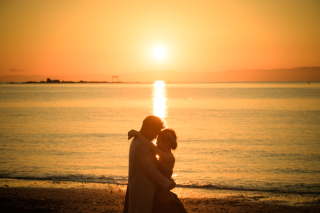森戸海岸の夕景をバックに