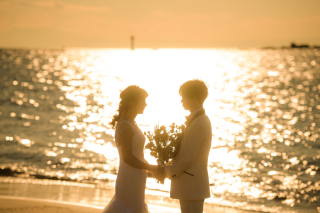 キラキラ反射した夕景の中で