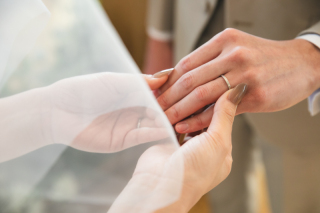 手元のアップでネイルも綺麗に♡