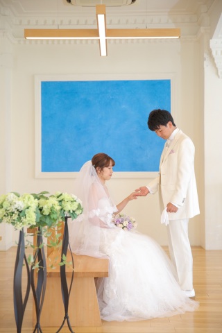 青い壁をバックにしたお写真のご紹介♪