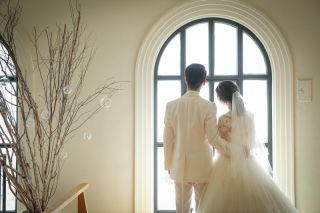 自然光の差し込むチャペルで撮影☆