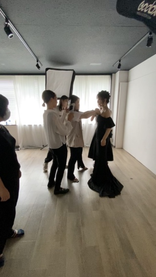 チームみんなでドレス撮影♪