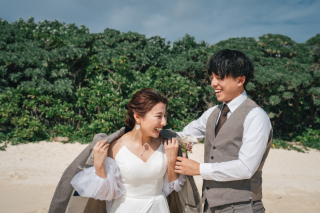 ご新郎のジャケットを肩にかけて♪