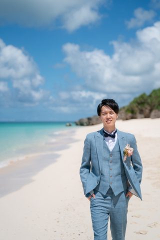 ブルーの空と海に映える、ブルーのタキシートが素敵♪