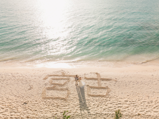 ビーチに残されていた文字を利用♪