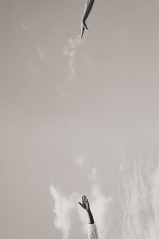 岩場にて、ドラマティックなモノクロフォト♪