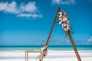 ビーチウエディング&times;三角アーチ