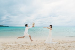 ご新郎のジャンプ力で元気なポージング!