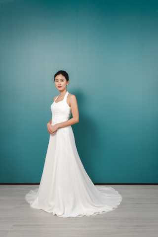 【ドレス紹介】大人の魅力を演出するシンプルなスレンダーライン【A4】