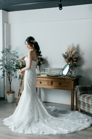 ドレス・タキシード着用時の立ち姿勢について①