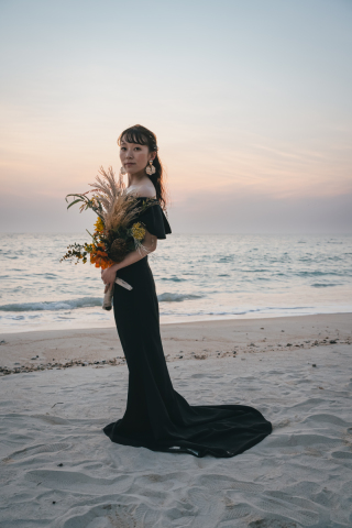 貴重なブラックドレス、お色直しに人気の一着です♪