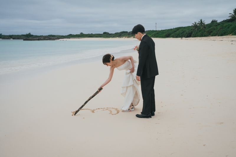 砂浜に描いた結婚記念日♡