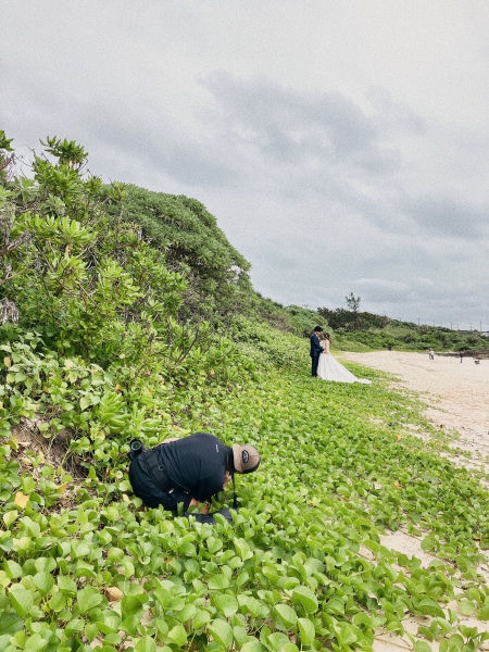 緑に溶け込むフォトグラファー