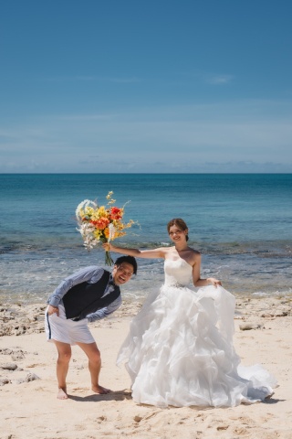 ご新婦様のお友達が作って下さったブーケで撮影♪