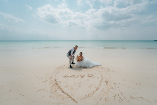 砂に描いたl「love」の文字♡